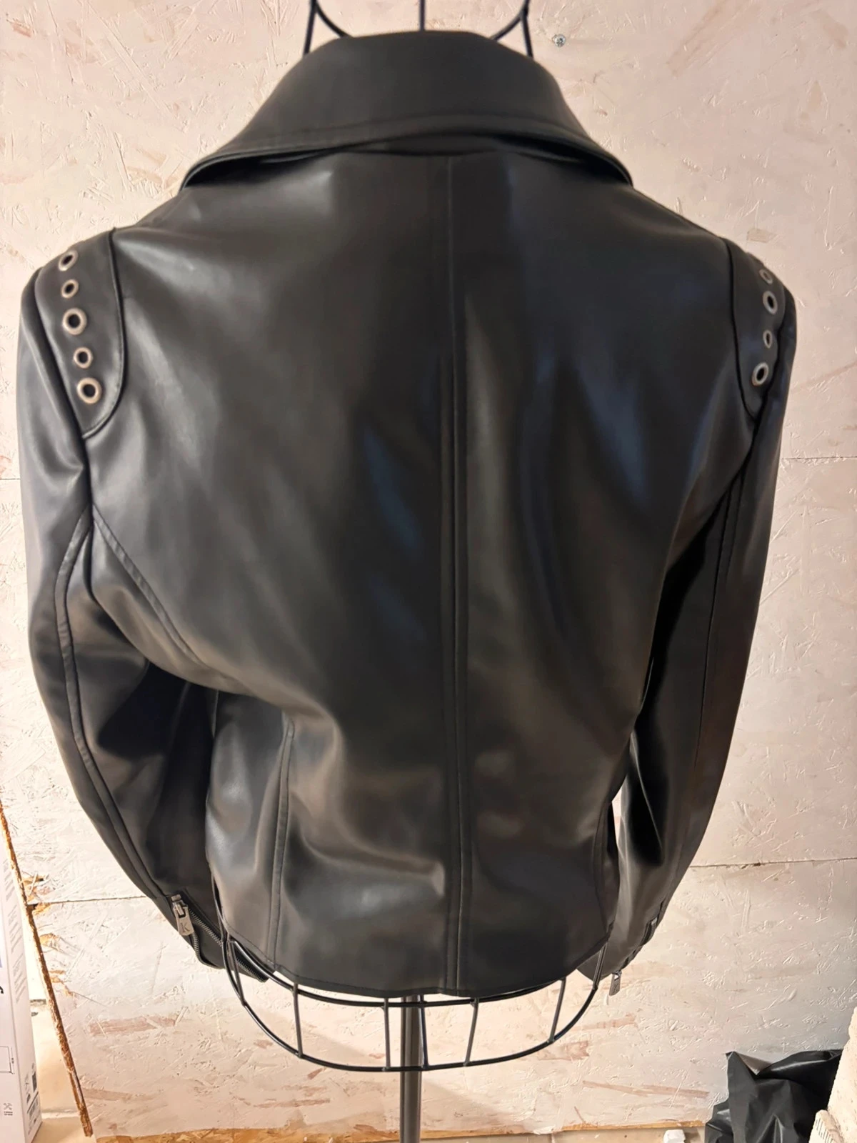Zwarte faux lederen perfecte jas met bloemvoering Kaporal (Model Torid) Maat M (38) – photo 9